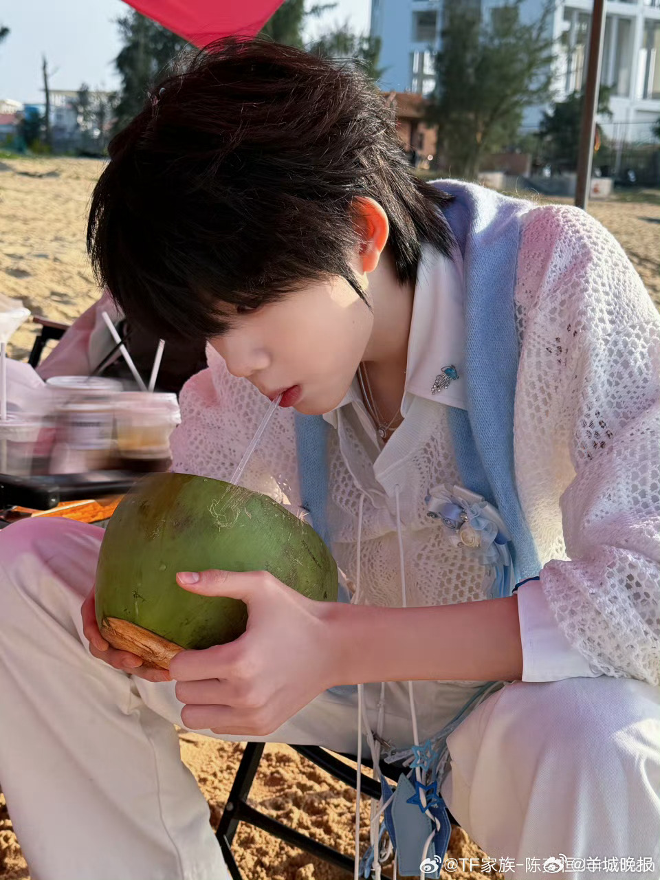 【#陈奕恒海边沙滩上喝椰汁# 】4月3日，晒出海边随拍，照片中，他在海边喝着椰汁