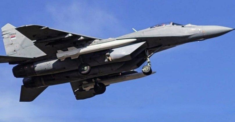 最近有人目击一架塞尔维亚的米格-29战斗机携带了东方大国的CM-400AKG反舰