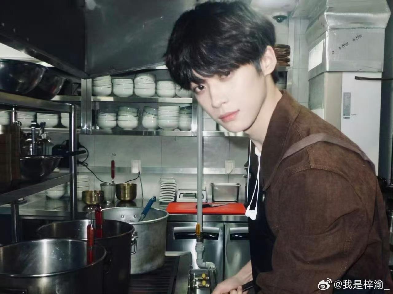 梓渝一些生活碎片梓渝围裙造型 梓渝分享一些生活碎片，呜呜呜图里有三个萌物，围裙造