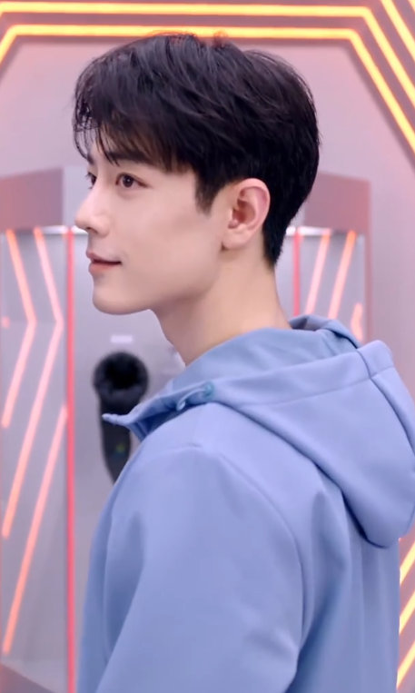 肖战白色羽绒服look 肖战先暖一步 肖战先暖一步，肖战白色羽绒服look，满分