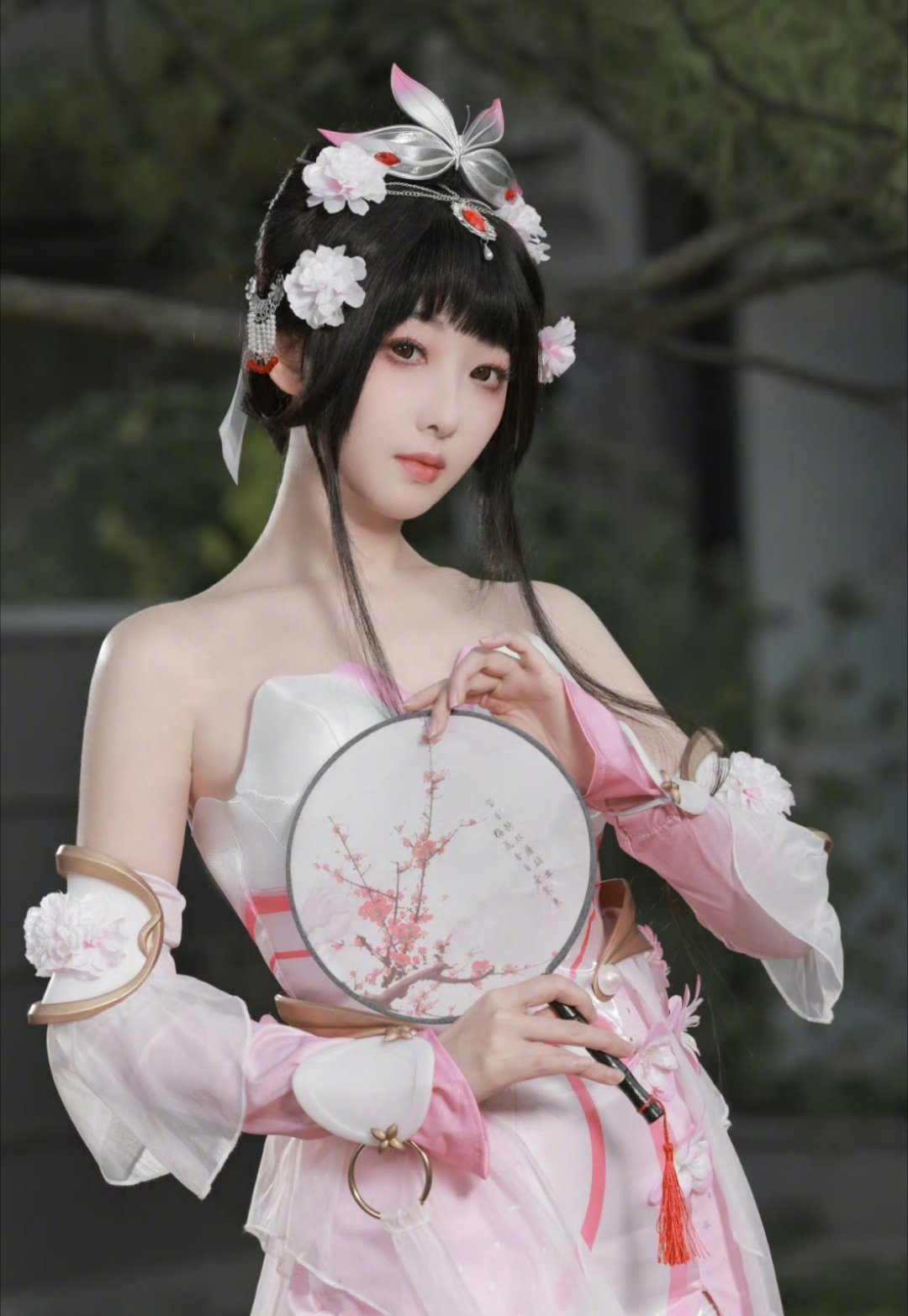 蒋梦婕今年生日又是cos局 粉粉嫩嫩的好适合她 生日快乐姐姐