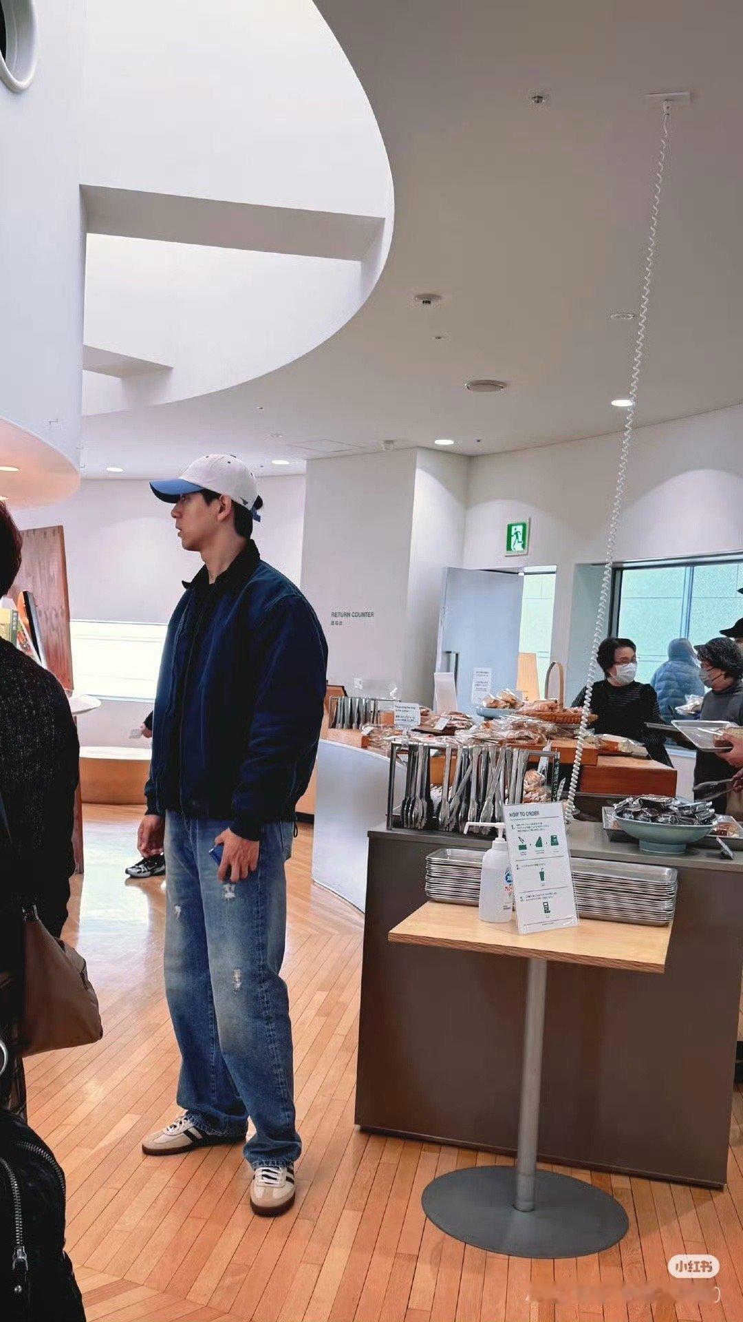 东京咖啡店偶遇李现素颜，随意的穿搭也是人群中最靓的崽[色] ​​​