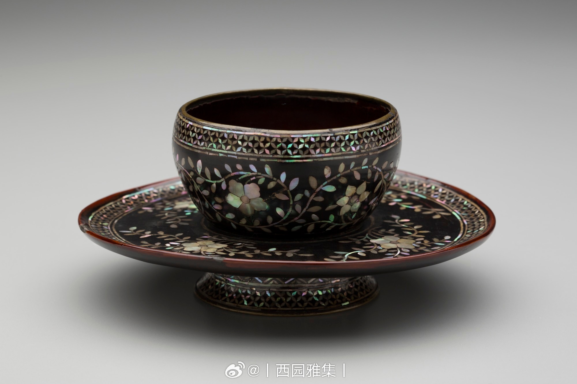 髹饰录 | 明 黑漆嵌螺钿花卉纹盏托尺寸：7.3 × 16.5 cm来源：美国底
