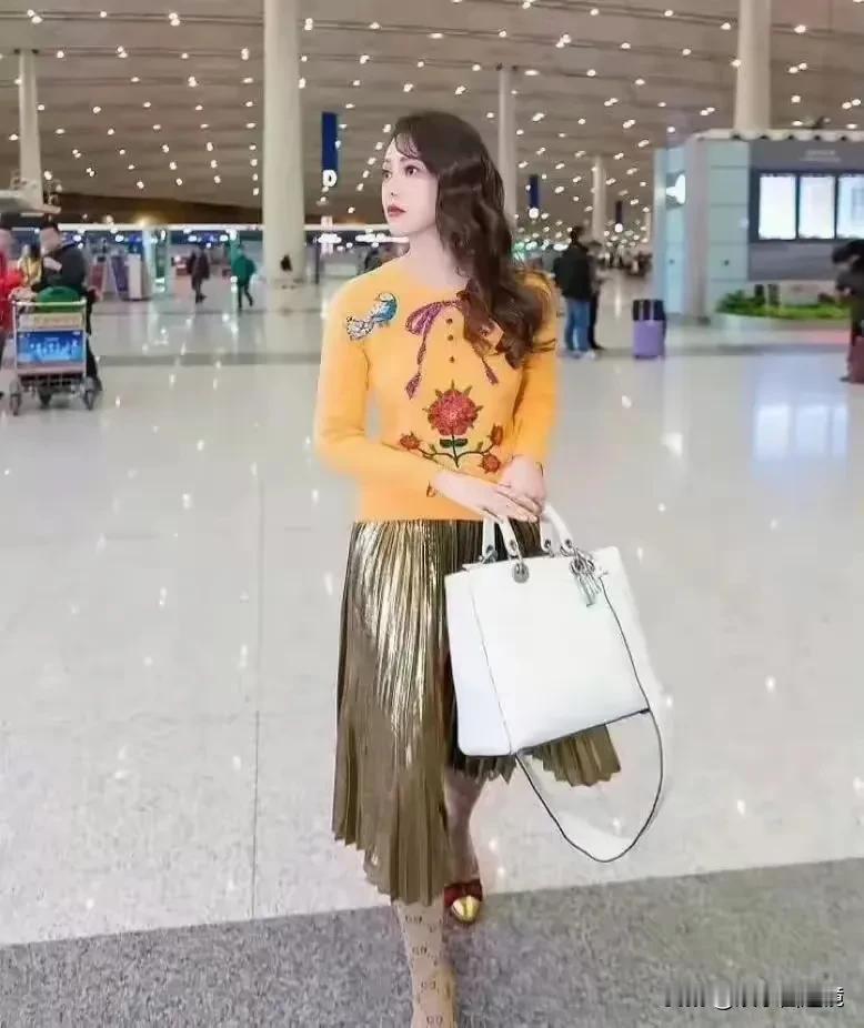 你敢相信这个女人已经56岁了吗，看起来依然少女感满满，真是让人惊讶。
她是所有的