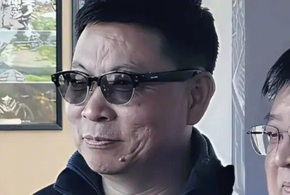 【余承东佩戴华为AI眼镜新品曝光 ，支持第一视角拍摄及AI助理】华为终端BG董事