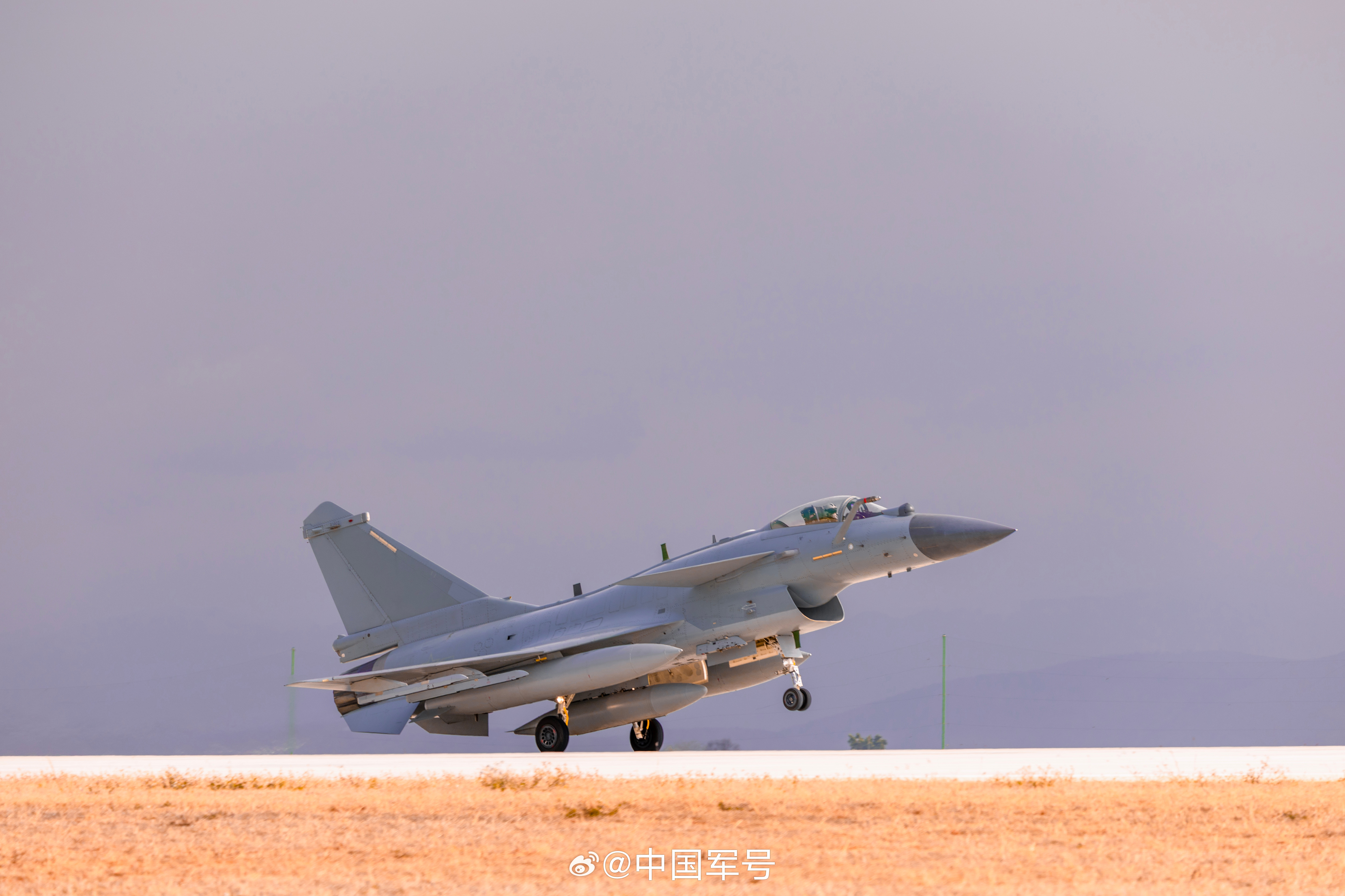 【你想要的战机大片上新！歼10战机越看越喜欢】近日，南部空军某场站紧贴实战要求，