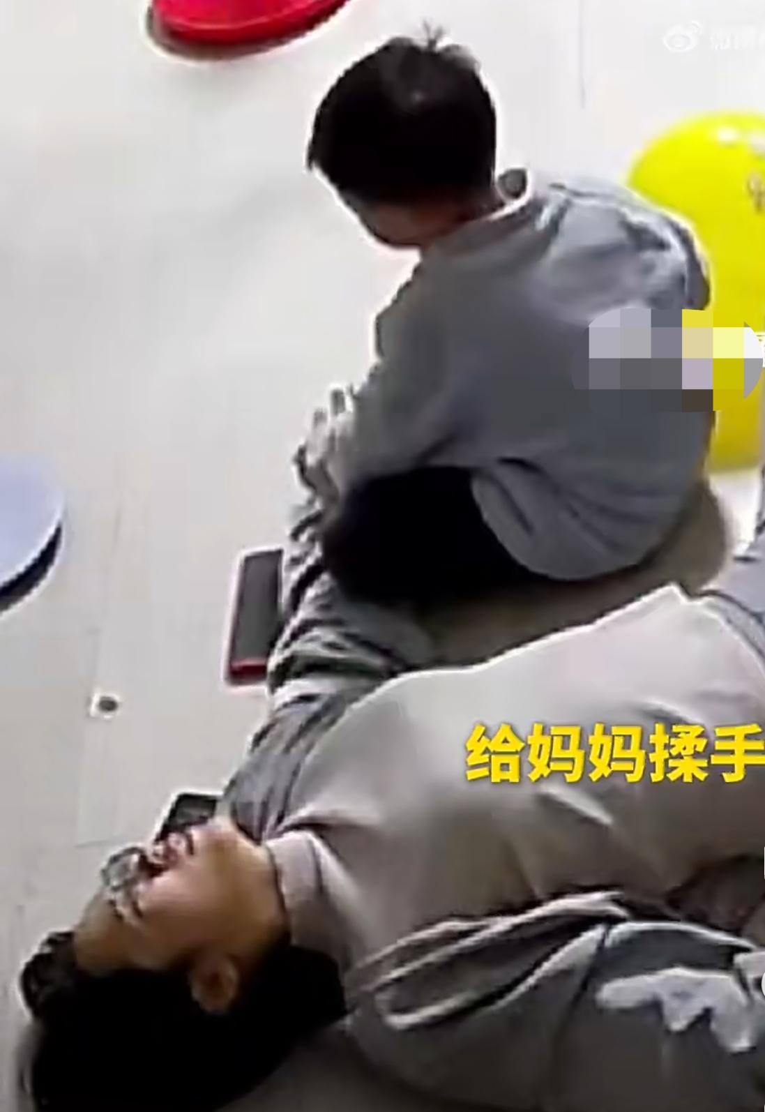 5岁娃妈妈晕倒强忍恐惧施救 小小肩膀扛起的爱太戳心
 
谁能不被这个5岁小男孩的