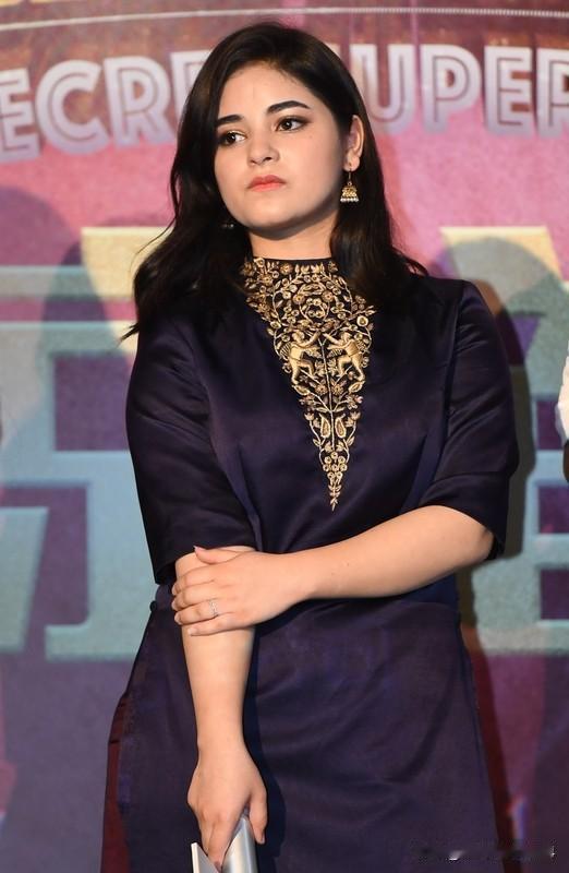 印度女演员活动中被多人包围猥亵 12月18日印度媒体报道的这事儿太让人愤怒了！印