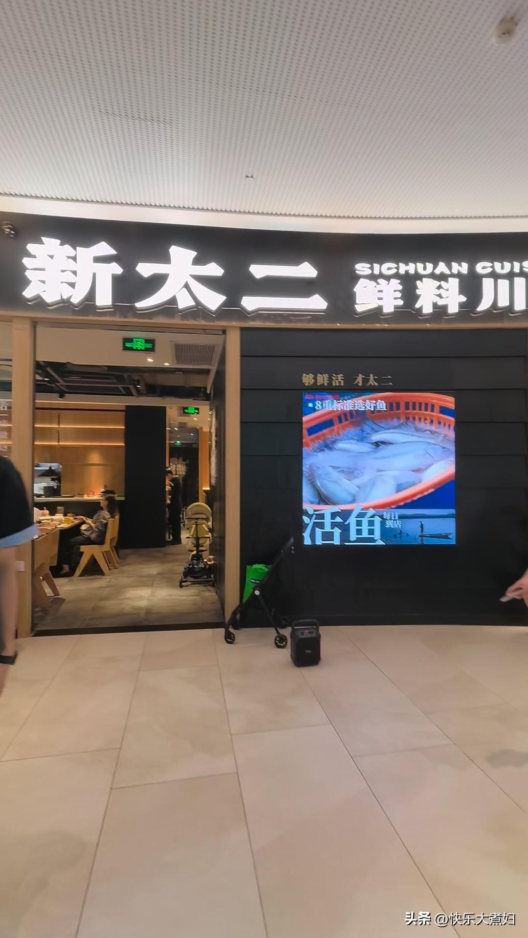 商场人挤人，各家吃的店全在排队
哥哥开车我们到融创茂接到某小孩到骏壹万邦
侄子早