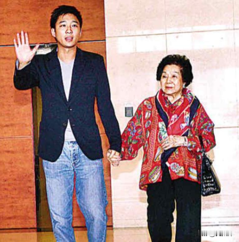 2013年，郭晶晶诞下长子霍中曦，90岁太奶奶吕燕妮在孙子霍启山搀扶下亲赴医院探