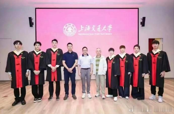海产姐妹毕业啦🎓马上就是清华大学的研究生啦 孙颖莎毕业