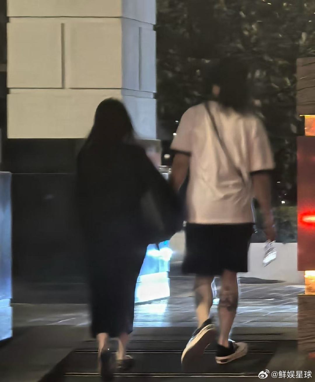 吴建豪和妻子牵手背影吴建豪和妻子牵手背影照有！吴建豪和妻子牵手背影照
