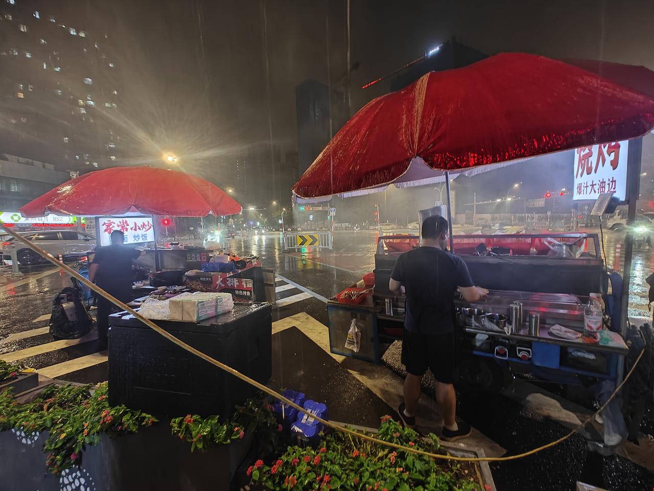 出摊后遇到下雨天，这对小夫妻只能继续坚持，表示会继续尽可能把今天备的材料给卖出去