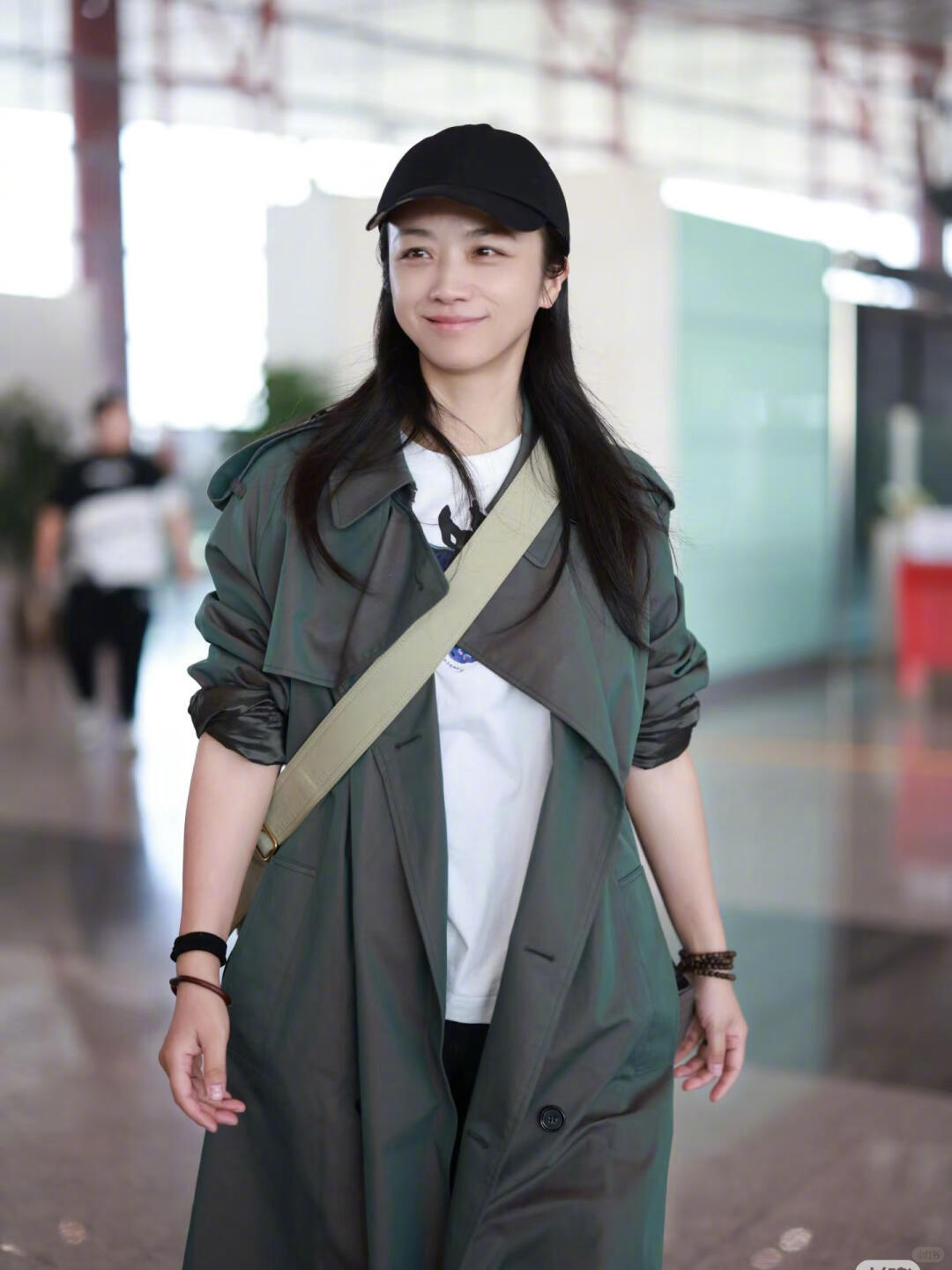 汤唯VOGUE封面 女明星和她的菜园汤唯封面是在菜园里拍的 汤唯身穿高定时装置身