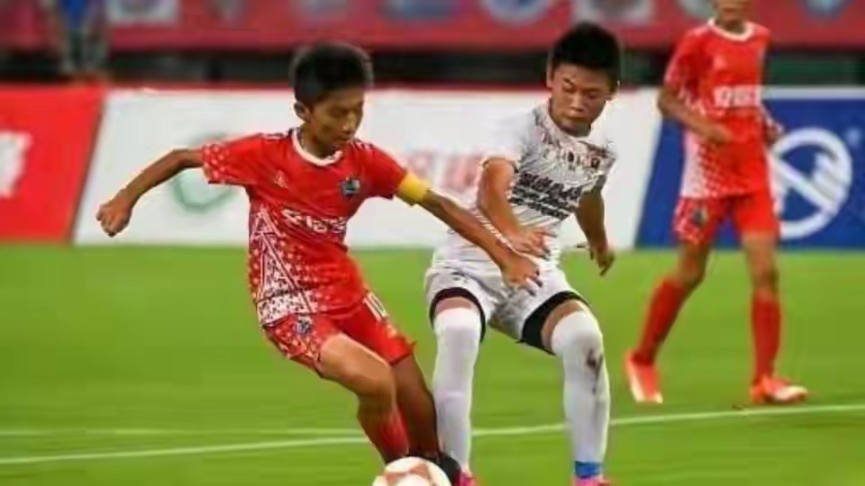 7-0狂胜+点球绝杀！中国足球小将双线晋级，两种胜利照见青训真相7月28日晚，2