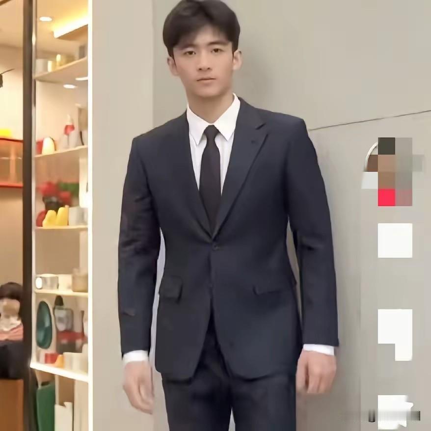 张柏芝法庭上这一哭，反倒把儿子谢振轩给哭“出圈”了。18岁的小伙子，在妈妈被千万