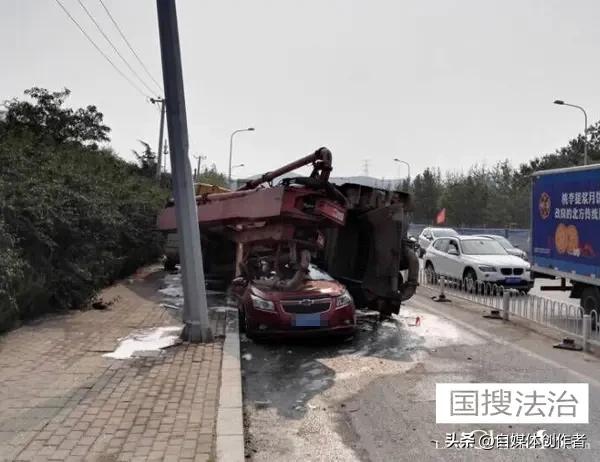 大连泵车侧翻砸中多车，万幸无人伤亡！施工安全这根弦绝不能松
 
3月21日，大连