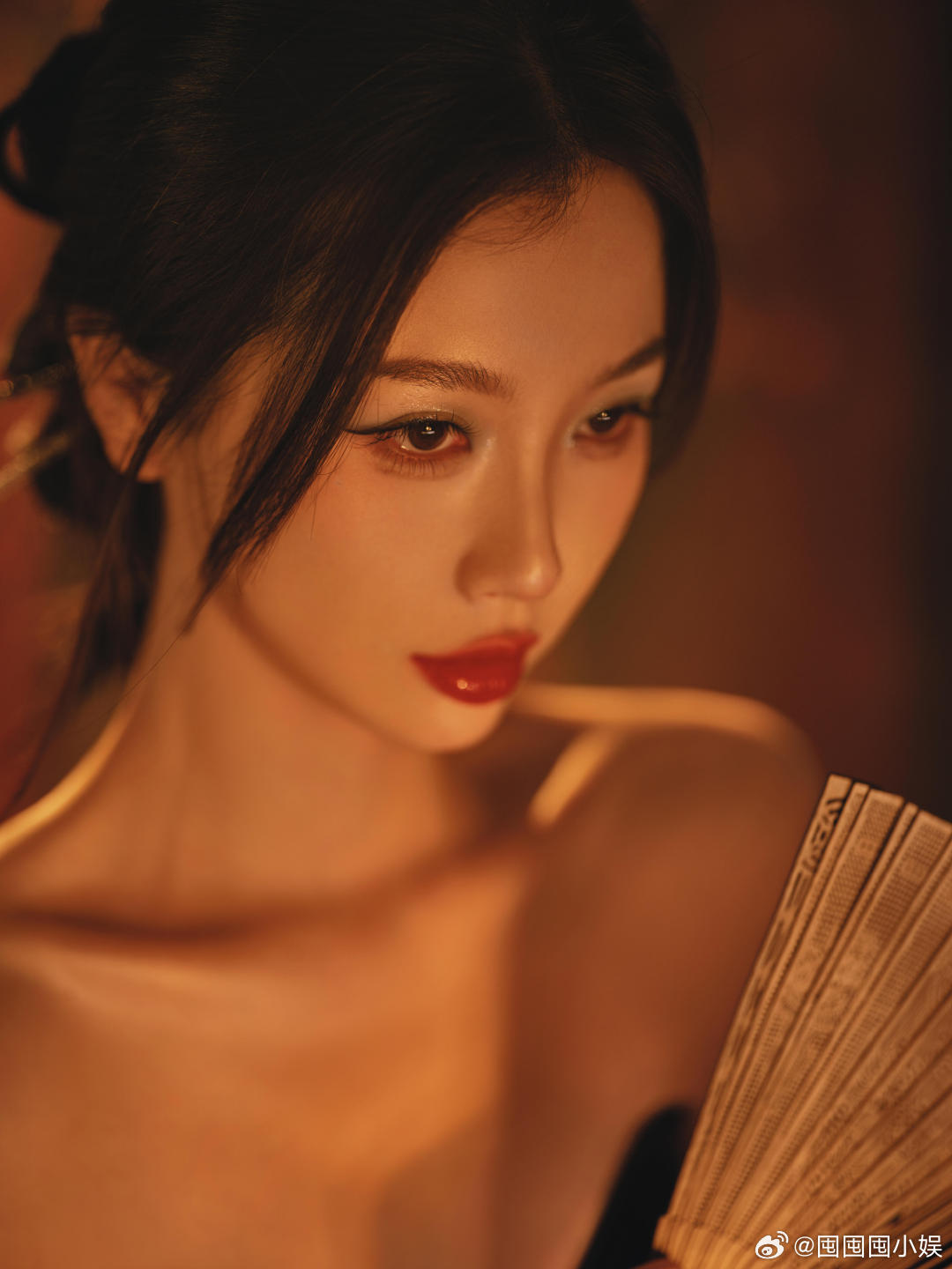 虞书欣黑丝绒抹胸裙虞书欣今日活动第二套造型，美得不知天地为何物了。虞书欣黑色银钻