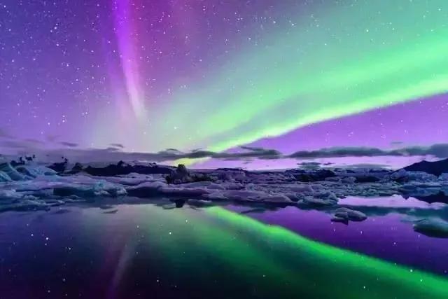 人到了一定年纪，
最大的误会，是
总以为怀念过去
就是现在过得不好。
她曾经也深