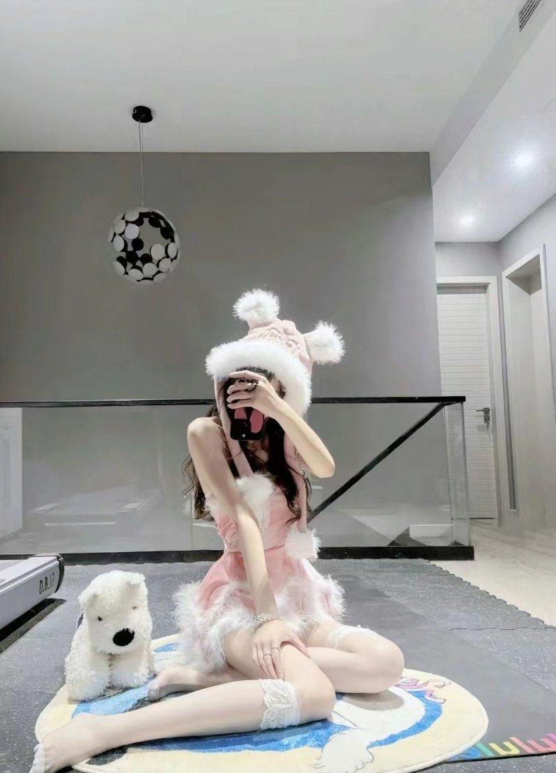 眼睛好累啊 脑袋还是不想睡 什么都在退步 只有熬夜在进步 . ​​​