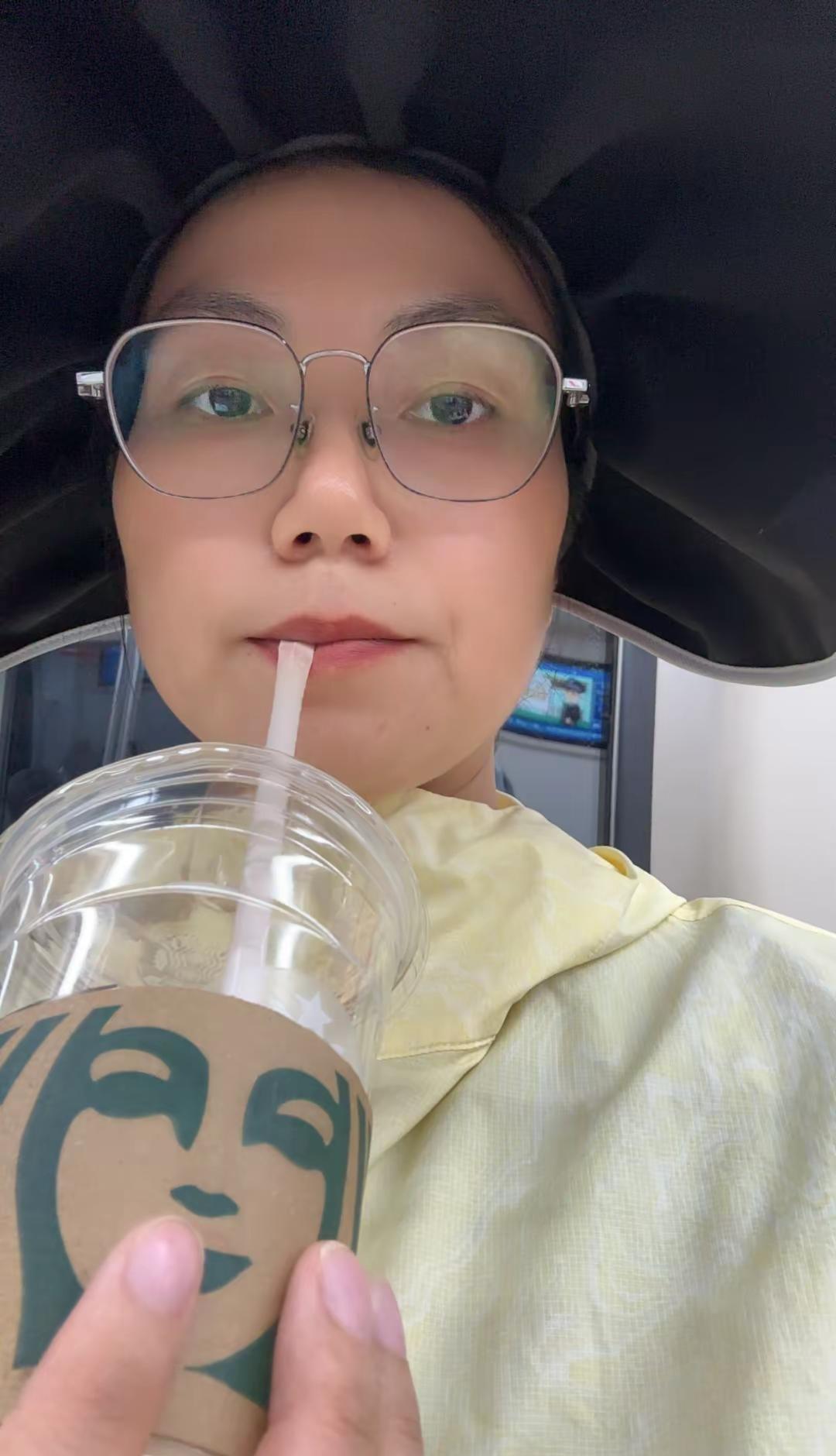 30+的刘女士今天陪同样30+的张老师泡在代谢病医院一上午，看着他挨院长批评，那