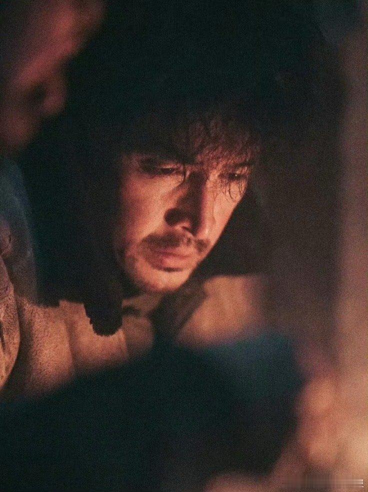 从沉稳到失控，只因为“孩子”二字，胡歌精准拿捏驯鹿在寻亲路上的情绪崩塌。 