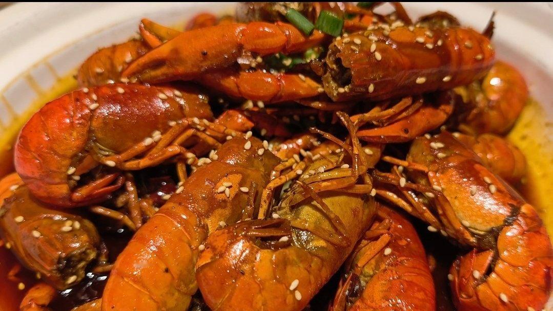 到武汉，必须得吃个小龙虾感觉肥肥没以前好吃了味道太咸，虾的品质一般龙虾🦞还是到