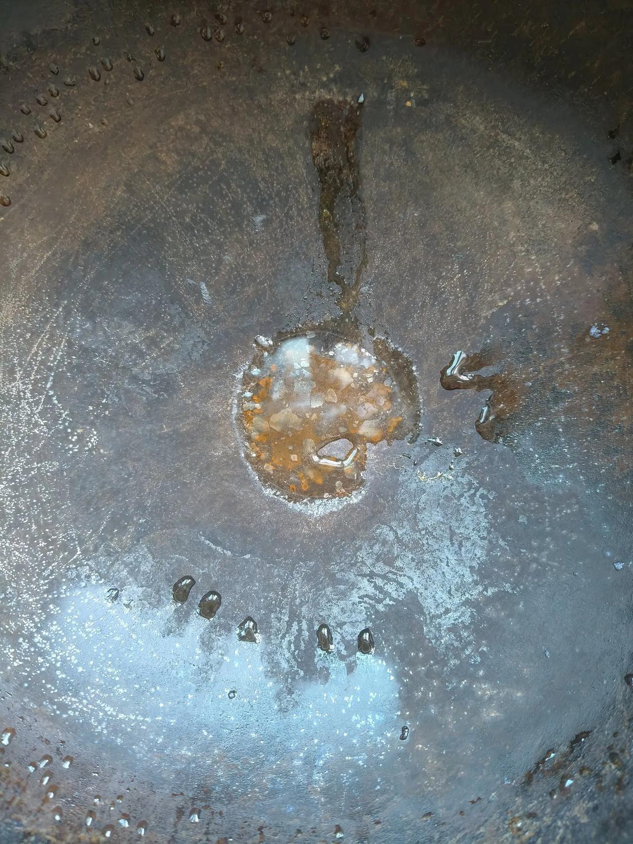 这铁锅真是没治了
每次炒完菜清洗完后
下次用的时候锅底满是锈
都说铁锅炒菜好
可