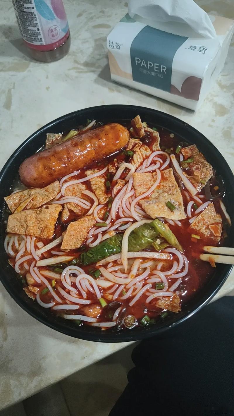 确诊为螺蛳粉真爱粉 螺蛳粉以其独特的酸辣口感和浓郁的螺蛳香味而闻名。它的主要原料