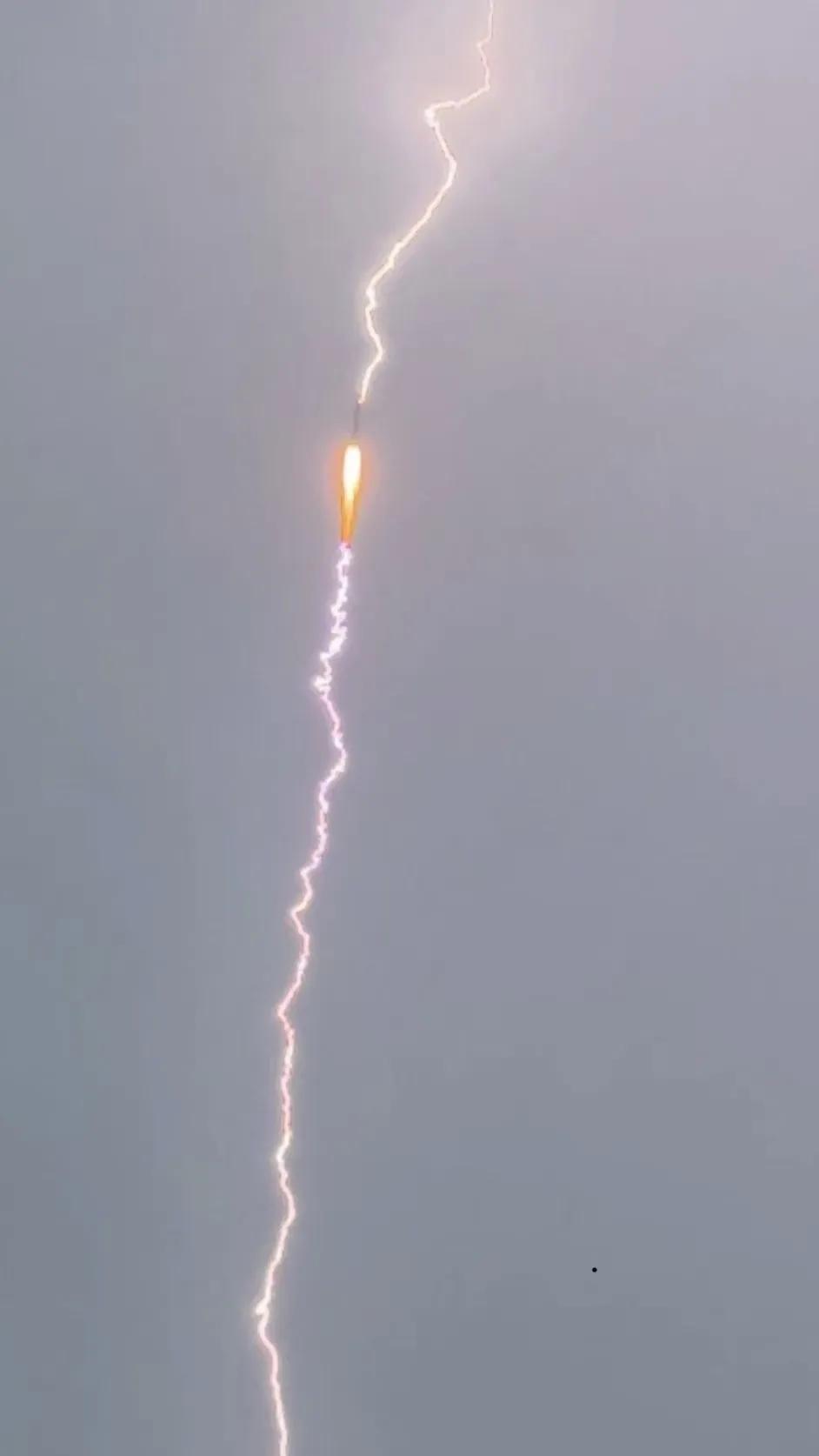 中国火箭太牛了！这次火箭被雷击，看起来像AI图像，但这却是真实照片！

这次长征