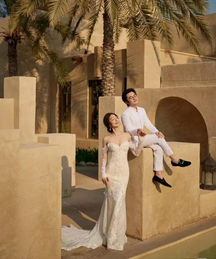 最近王祖蓝和李亚男拍摄了十周年婚纱照，两位似乎还像刚刚结婚时的模样。

王祖蓝用