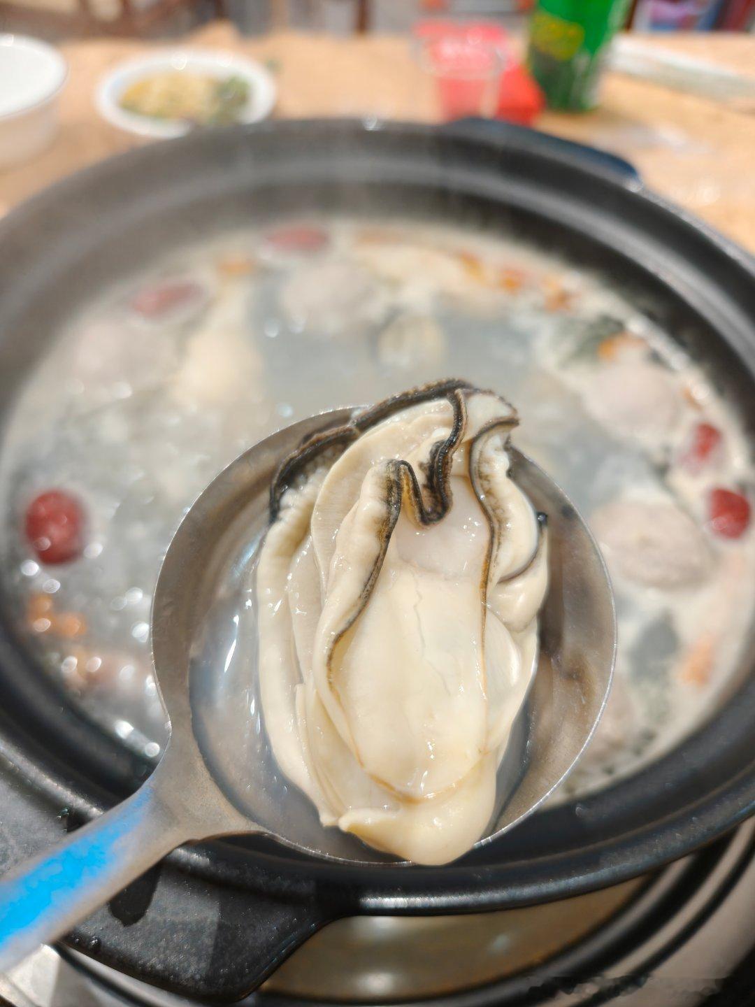 生蚝鸡火锅拿下，图二是炸生蚝，火锅挺好吃的3点钟吃的中饭，晚上回杭州，晚饭可以不