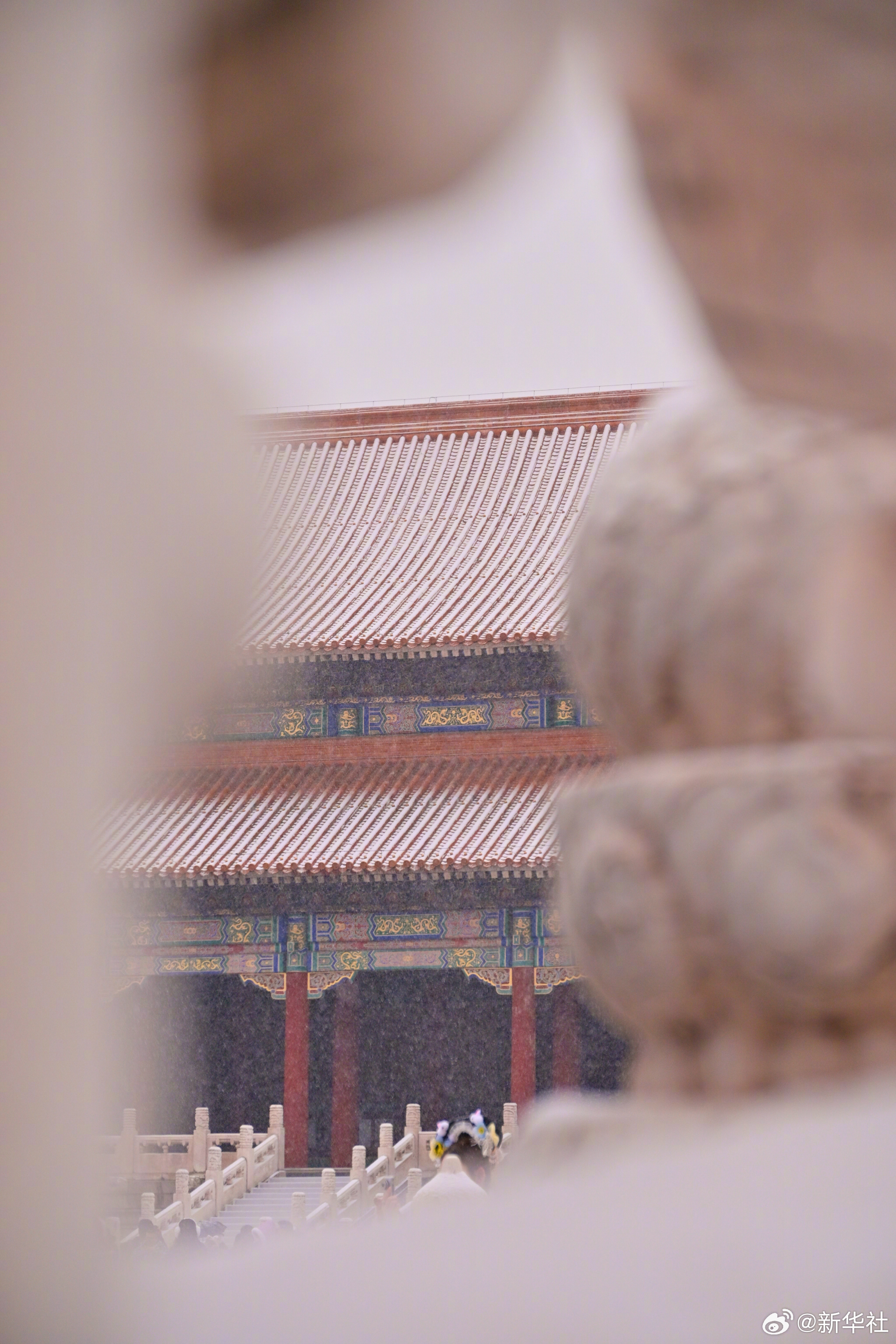 【晚安！#请查收来自故宫初雪的祝福#】琉璃金顶玉尘层叠、朱墙廊壁银星闪灼。#故宫