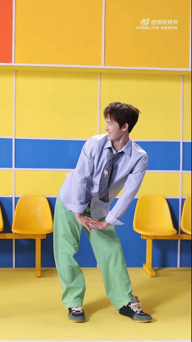 李昀锐臀部翘到可以顶一瓶汽水《奔跑吧》最新名场面有！李昀锐一个侧身，屁股翘到能稳