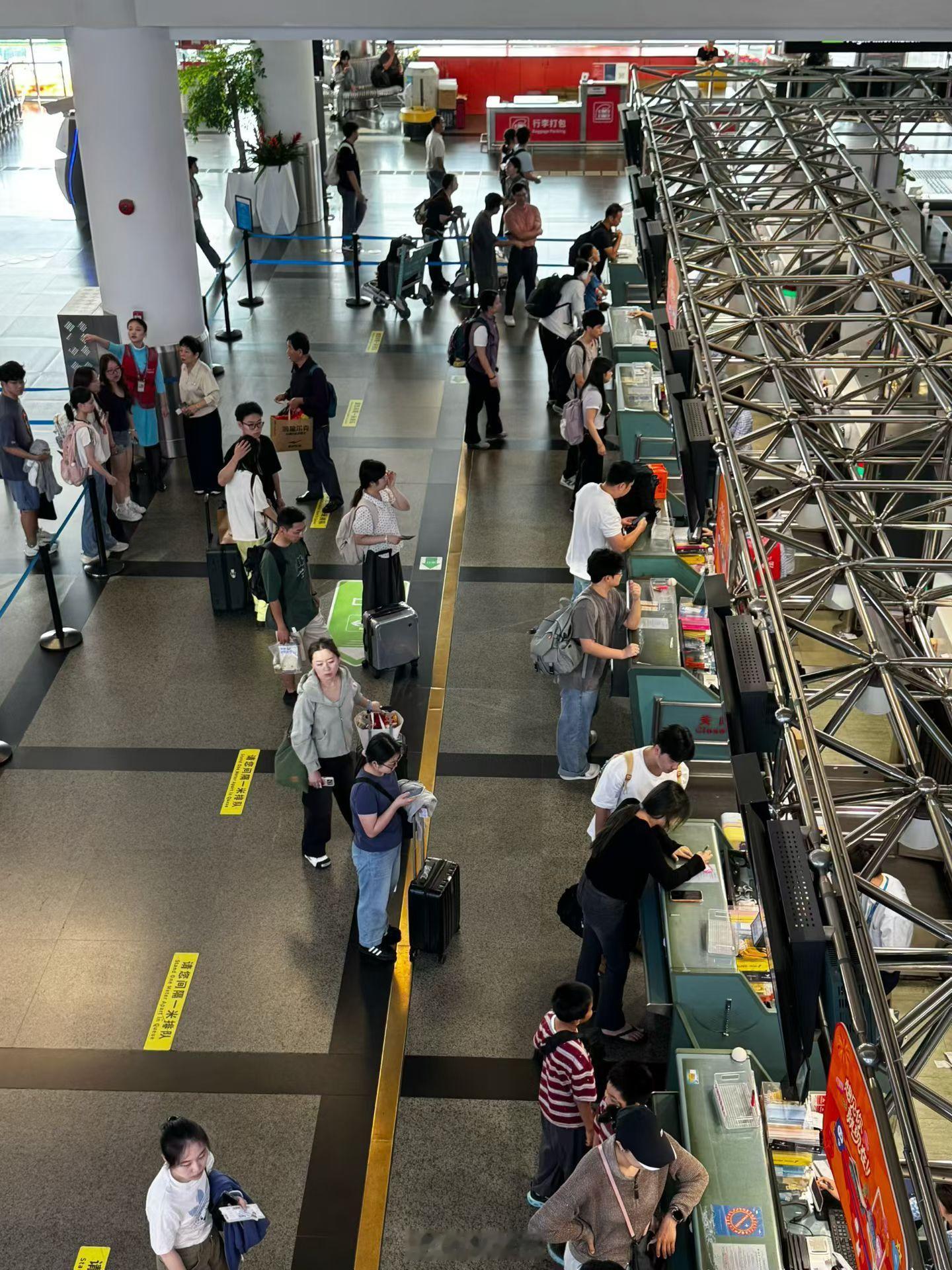 今天 凌晨 1 点洛阳蜜雪冰城旗舰店门口和此刻厦门机场的人流大家都喜欢过生日[打