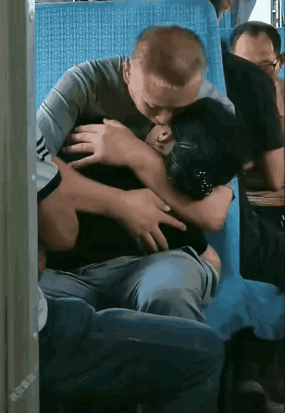 这男女亲嘴视频看着应是ai视频，这在公开场合的“英姿”，真是有伤风化了[打脸]，