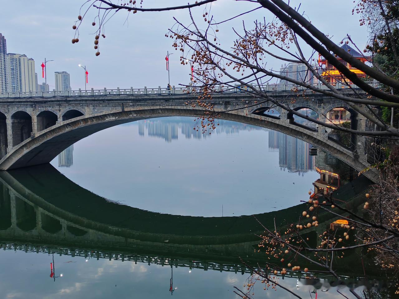 桥影入水月，灯火映江天。猜猜看我是在哪里拍的呢。这绝美的画面，估计已经勾起了不少