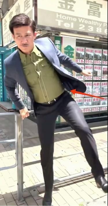 李子雄有点小肚腩了！近日，最帅反派角色扮演李子雄发布动态，身穿西装，单手扶着栏杆