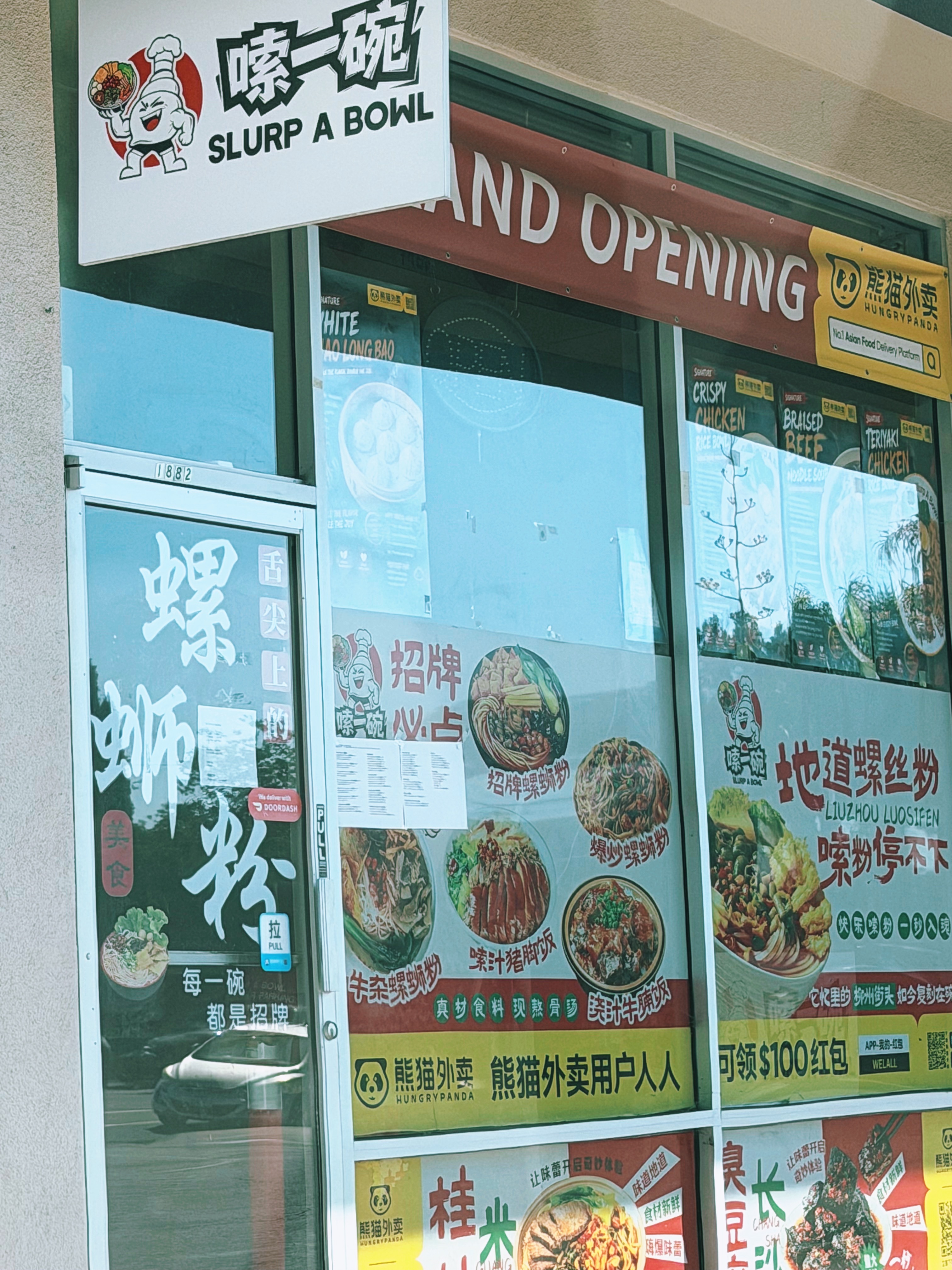 一天没吃饭回家路上突然看到一家螺蛳粉店 开心的拐进去停好车一拉门没拉开。看了看时