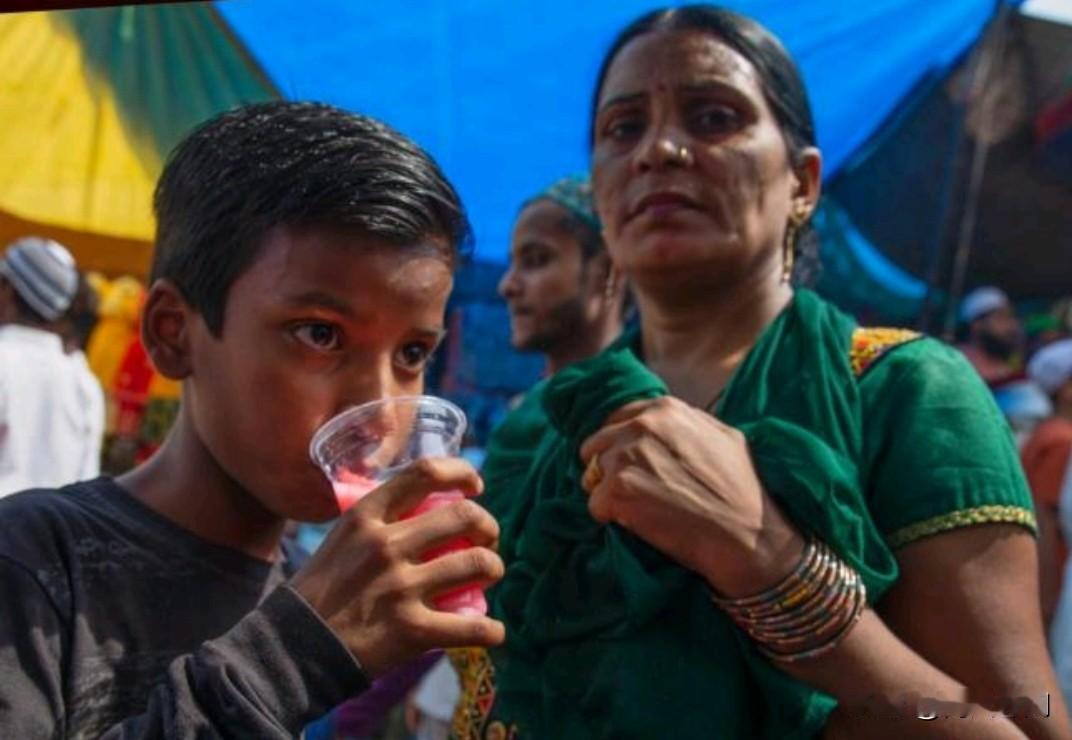 44℃高温！印度学校急着“喝水令”，咱们其实早就这么干了！
 
家人们，快看印度