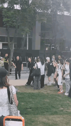 前呼后拥，呼呼哈哈，这个女子好像很享受这样的过程，这么多人忙前忙后，跑前跑后的，