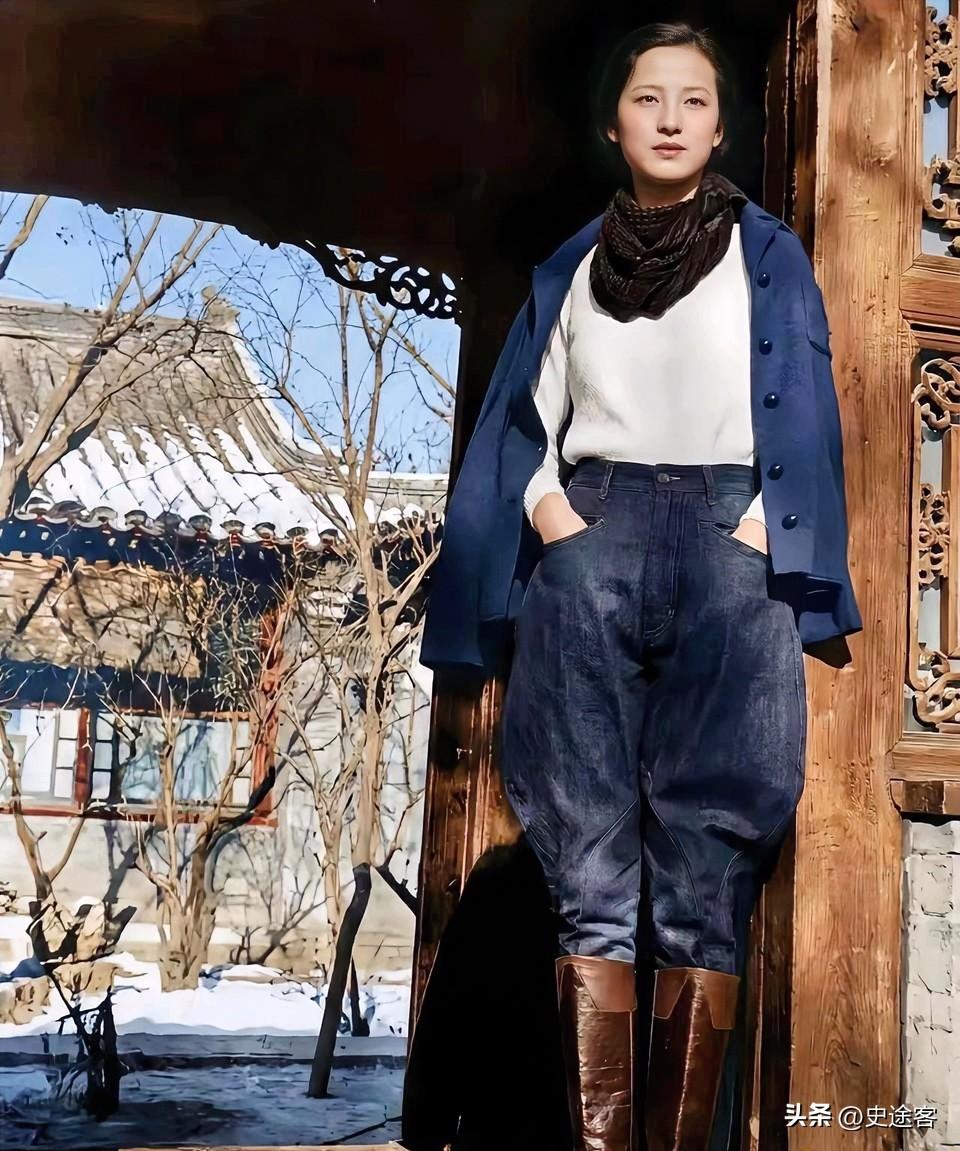 1935年冬天，在北京北总布胡同的四合院门口，林徽因拍了这张照片，这审美也太超前