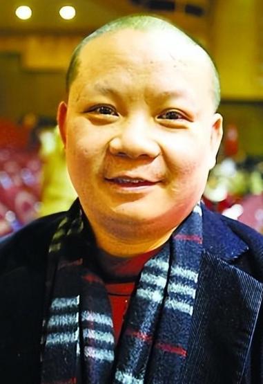 重庆，一个开足浴连锁的老板，红的时候掏出6000多万，给430名员工垫了江景房首