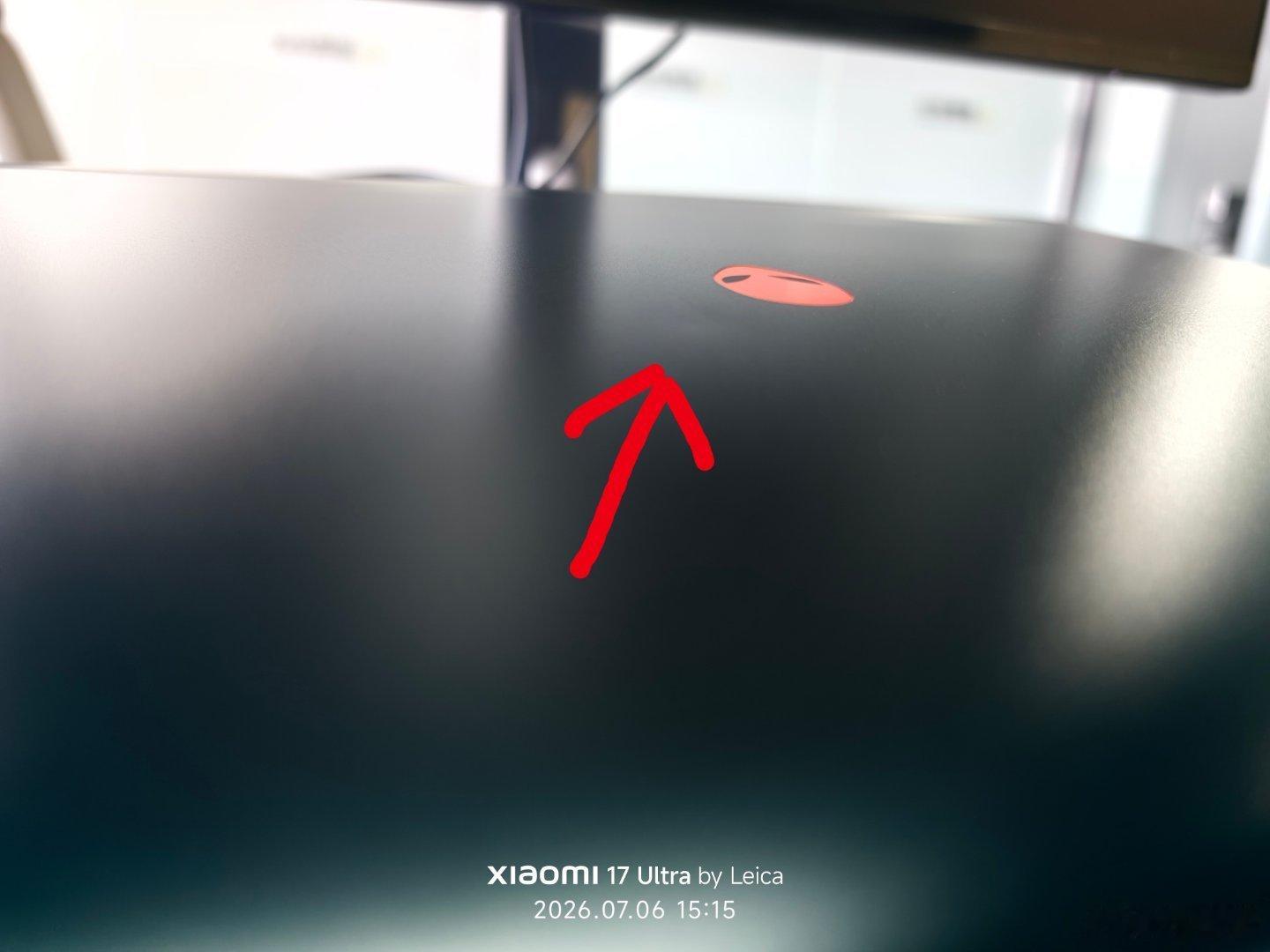 看到这个坑坑了吗？有没有什么办法能修复啊，不拆机……付卷卷付卷卷