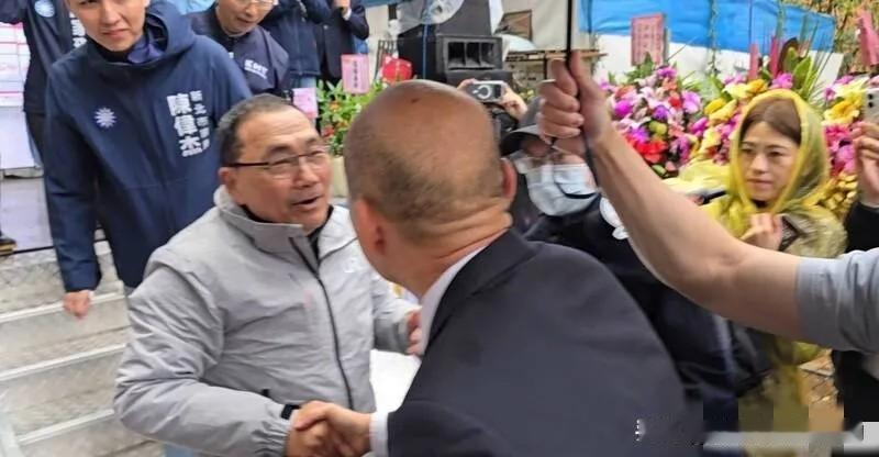 侯友宜和韩国瑜同框，这两个人握手寒暄，让人看着好假。
 
2020年韩国瑜被罢免