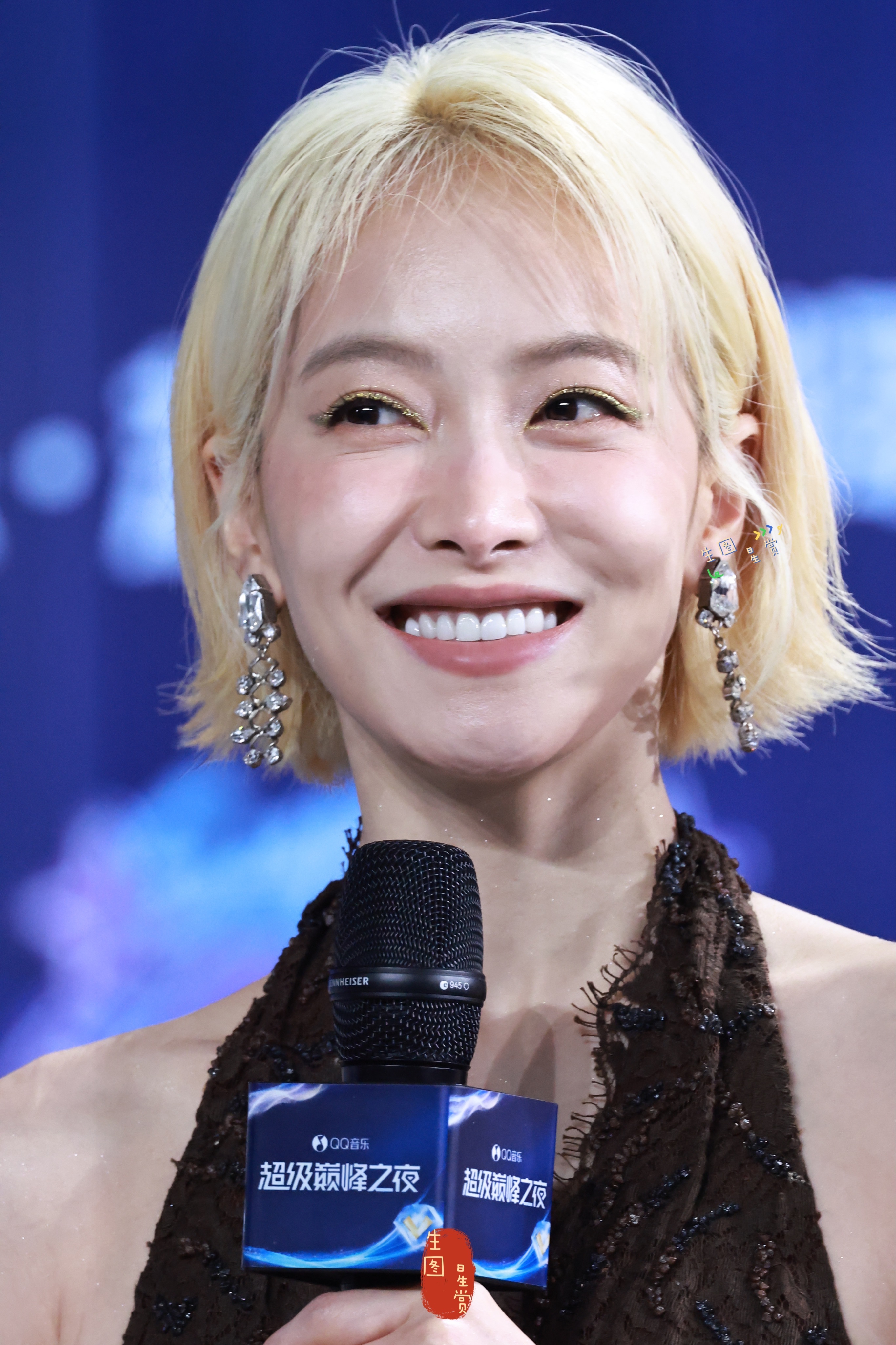 宋茜音乐巅峰之夜红毯生图身材婀娜多姿，行走的大长腿qq音乐超级巅峰之夜