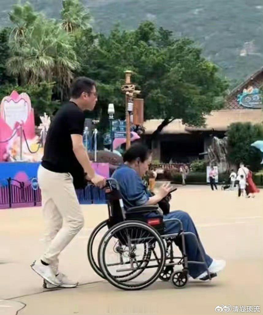 向佐一家现身珠海郭碧婷与向佐互动自然，长辈精神状态出众，抛开荧幕身份，只是简单享