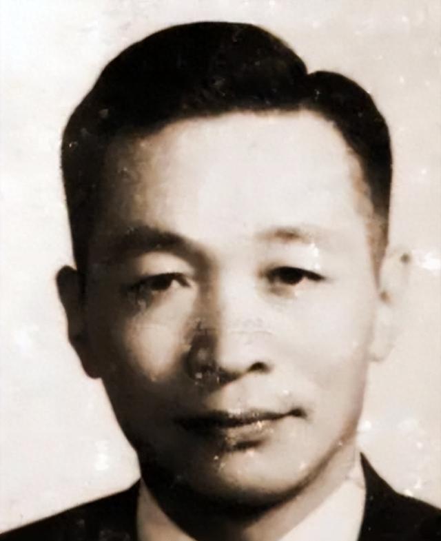 他潜伏毛主席身边近一年，最终因一张烟盒纸彻底暴露，在戴笠飞机失事，毛人凤险些被出