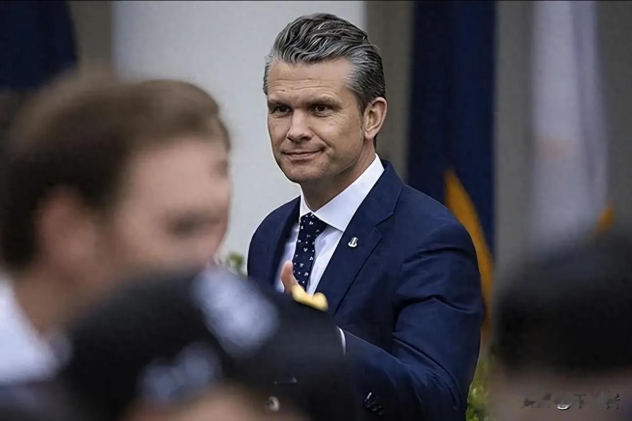 美国五角大楼掌门，战争部长，金牌主持，海排长勃然大怒了。
他把海军部长给开了……