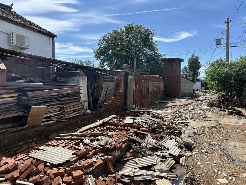 农村里，一些老人守着祖祖辈辈生活的土地，他们的观念和习惯深深扎根在这片乡土中。或